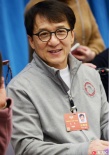 政协委员成龙亮相两会 扶影视艺人扶贫应带头