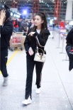 宋祖儿机场变身运动少女 半扎马尾少女感满屏