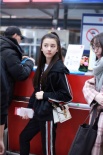 宋祖兒機(jī)場(chǎng)變身運(yùn)動(dòng)少女 半扎馬尾少女感滿屏