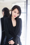 精致辣妈！胡杏儿黑西装搭蕾丝 利落优雅出席活动