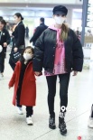 李小璐攜女現(xiàn)身機場 紅衣甜馨乖巧可愛緊牽媽媽手