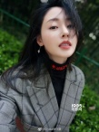 张天爱晒“踏春”美照 置身花海清新感十足