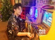 吴磊穿印花衬衫打街机 玩起拳皇更本停不下来
