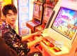 吴磊穿印花衬衫打街机 玩起拳皇更本停不下来