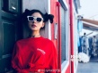 “太子妃”張?zhí)鞇蹠癯醮簩懻?紅色上衣俏皮感爆棚