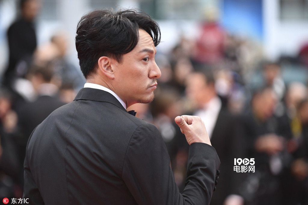 张震亮相《燃烧》戛首映礼红毯 这个评审有点萌！