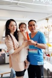 董璇亲自餐厅开业抱女儿亮相 杨幂爸爸等到场助阵