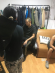 賣慘？紀(jì)凌塵分手后首現(xiàn)身 牽愛犬出街面容憔悴