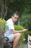 賣慘？紀(jì)凌塵分手后首現(xiàn)身 牽愛犬出街面容憔悴