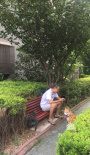 賣慘？紀(jì)凌塵分手后首現(xiàn)身 牽愛犬出街面容憔悴