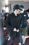 易烊千璽全黑LOOK現(xiàn)身機場 終于回京參與周年集訓(xùn)