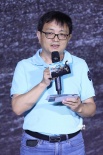 95后女导演为父《重返无人区》 主创现场喝酒减压