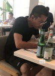 网友偶遇贾乃亮独自吃饭 板寸配眼镜man力十足