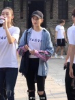 关晓彤参加北电社会实践 网友晒照穿校服亲切合影