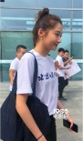 關(guān)曉彤參加北電社會實(shí)踐 網(wǎng)友曬照穿校服親切合影