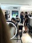 赵丽颖冯绍峰又双叒被偶遇 香港同行逛街曝正面照