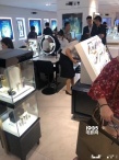 赵丽颖冯绍峰又双叒被偶遇 香港同行逛街曝正面照