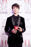 王俊凱瀟灑亮相時(shí)尚盛典 卓爾靈動(dòng)定向狙擊少女心