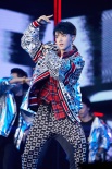 王俊凯19岁回家乡庆生 新曲惊喜首秀热舞主宰全场