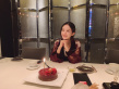 赵丽颖生日与闺蜜大玩亲亲 可爱捧脸笑容甜美
