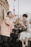 李诞与女友黑尾酱晒情侣写真 相视灿笑甜蜜搞怪