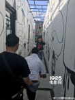网友美国偶遇邓伦拍戏 与粉丝微笑合影亲和力十足