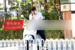 王菲前任都爱的座驾?李亚鹏骑电动车会友装备齐全