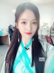 吴宣仪晒古装造型自拍仙气飘飘 对镜比耶嘟嘴卖萌