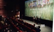《奶奶的家》首映主创蓑衣合影 祖孙情感动观众