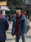 网友偶遇王俊凯晒无修生图 戴耳夹酷帅滑板少年