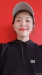 唐嫣生日晒九宫格美照感谢粉丝 对镜展甜美笑容