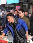 谢霆锋厦门逛市场十分亲民 同行潘玮柏胖到不敢认