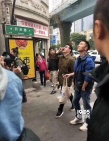 谢霆锋厦门逛市场十分亲民 同行潘玮柏胖到不敢认