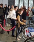 阿娇赖弘国甜蜜牵手亮相 30多位好友见证注册时刻