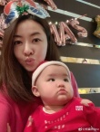 熊黛林双胞胎女儿难得同框合照 一个随妈一个随爸