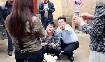 大衣哥家被堵门 20180727030013555.png