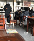 有爱！ 易烊千玺胡先煦校园手挽手现身中戏食堂