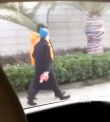 网友偶遇孙俪邓超接孩子放学 一路挽手恩爱惹人羡
