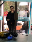 杨幂《刺杀小说家》曝路透 扎马尾笔直细腿瞩目