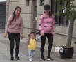 方媛挺孕肚和妈妈牵女儿散步 三代同堂有说有笑