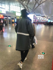 邓伦全副武装现身高铁站？ 网友晒照靠背影辨人
