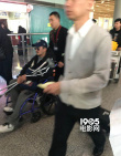 吴京手拿拐杖坐轮椅现身机场 表情严肃疑似腿受伤