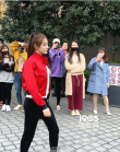 迪丽热巴《极限挑战》录制曝路透 红衣白衫气质好