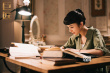 楊冪新劇《巨匠》曝劇照 長(zhǎng)發(fā)挽起側(cè)顏神似赫本