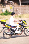 網(wǎng)曝王源《地久天長》拍攝花絮 片場學(xué)騎摩托車