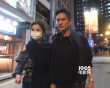阿Sa與男友再放閃！ 深夜十指緊扣散步回愛巢