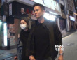阿Sa與男友再放閃！ 深夜十指緊扣散步回愛巢