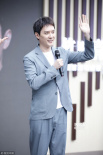 馮紹峰升級奶爸后首公開亮相 風度翩翩狀態(tài)好！