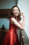45岁李若彤红裙卷发女人味十足 弯腰微露事业线