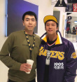 邓超赴美看NBA比赛 与粉丝卫生间偶遇亲切合照